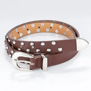 Ceinture marron en cuir PU avec détails de rivets métalliques doubles pour jeans.