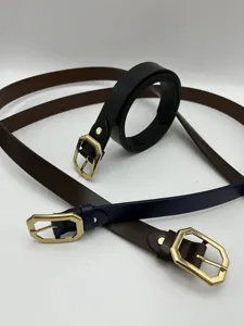 Vista dettagliata di sottili cinture moda da donna con fibbie esagonali dorate uniche.