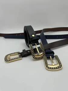 Detalle de cinturón TPU para mujer con finas tiras y elegantes hebillas doradas.