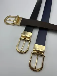 Vue de détail ceinture homme décontractée boucle ardillon métal doré élégante et robuste