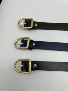 Cintura donna casual in ecopelle con fibbia ad ardiglione in metallo dettaglio.