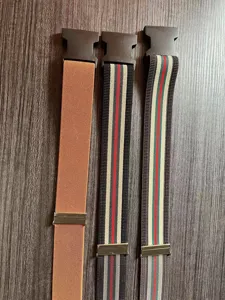 Vue détaillée de ceintures invisibles élastiques à motifs rayés, tailles extensibles.