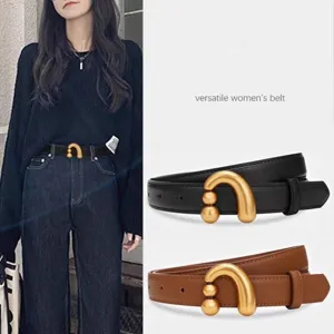 Vue détaillée de la ceinture femme en cuir PU avec boucle dorée unique en noir et marron.