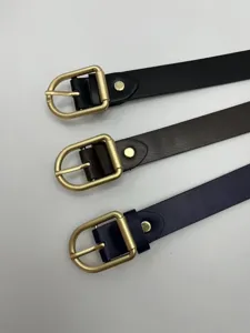 Primo piano della cintura da donna minimalista con fibbia in metallo dorato ed ecopelle.