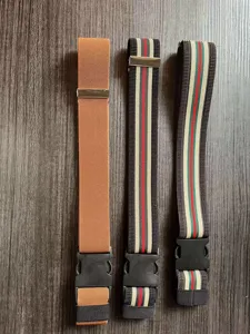 Vue detaillee de ceintures elastiques paresseuses avec boucles metalliques et en plastique.