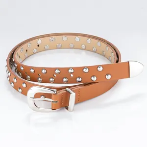 Ceinture marron en cuir PU pour femme avec double rangée de rivets métal et belle boucle.