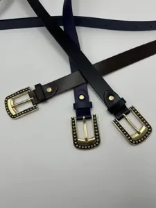 Conjunto de cinturones finos de moda mujer casual con hebilla cuadrada metálica dorada.
