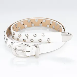 Ceinture en cuir PU blanc détail, avec double rangée de rivets métalliques et boucle argentée.
