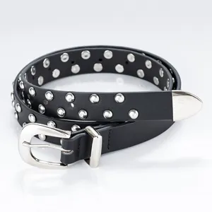 Détail de la ceinture femme en cuir PU noir avec double rangée de clous argentés et boucle.