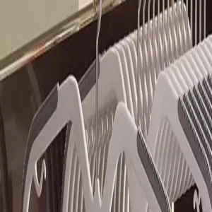 Λεπτομερής παρουσίαση λευκών αντιολισθητικών κρεμαστρών ρούχων με κοντό λαιμό για ντουλάπα.