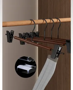 Perchas de madera para pantalones con pinzas y almohadillas antideslizantes detalle armario