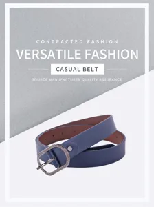 Gedetailleerd overzicht van de blauwe dames casual riem met decoratieve metalen gesp.