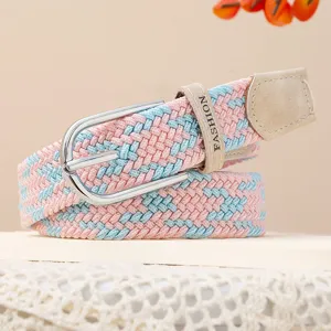 Ceinture élastique tressée pour femmes avec boucle ardillon, design tressé rose et bleu décontracté.