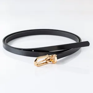 Fin ceinture en cuir PU noir élégante avec boucle ardillon dorée pour robes et pulls.