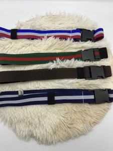 Close-up van elastische dames tailleceintuur met gesp, rekbare onzichtbare riem voor jeans.