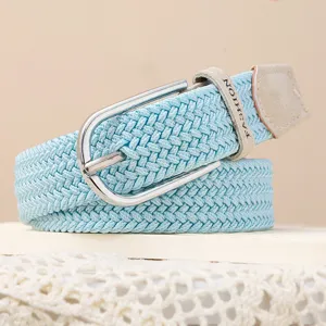 Ceinture tressée élastique bleu clair pour femme, dotée d'une boucle ardillon en métal et texture fine.