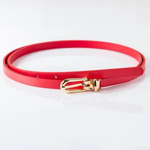 Vue rapprochée détaillée d'une fine ceinture rouge en cuir PU avec boucle dorée élégante.