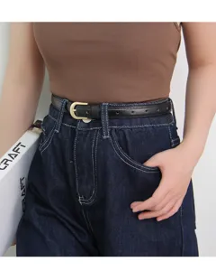 Femme ceinture en cuir fin style décontracté minimaliste accessoire de mode pour jean vue détaillée
