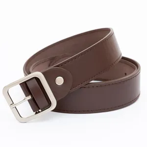 Vue de détail d'une ceinture en cuir marron avec une boucle carrée en métal argenté mat moderne.