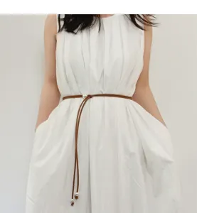 Vista detallada de cinturón de cuero fino para mujer con perlas para vestidos de verano.