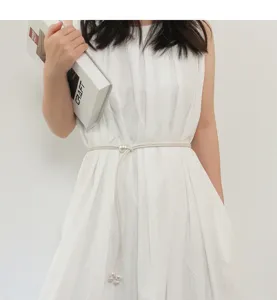 Elegante mujer fino cinturón de cuero perla cuerda cintura accesorio vestido detalle.
