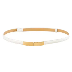 Élégante ceinture fine de couleur blanche pour femme avec une boucle métallique dorée.