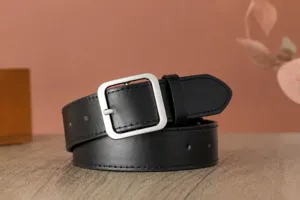 Ceinture en cuir noir pour homme avec boucle carrée en métal argenté, accessoire élégant.