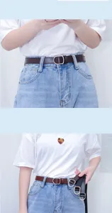 Vista dettagliata di una cintura sottile minimalista da donna senza fori, pelle marrone.
