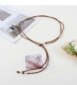 Cinturón fino de cuerda de cuero marrón con perlas, perfecto para vestidos de verano y camisas.