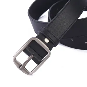Nahaufnahme eines klassischen schwarzen Ledergürtels mit eleganter Metall-Dornschnalle.