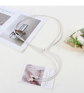 Primer plano de los detalles del cinturon de cuerda blanca con perlas para estilos de moda.