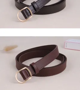 Cintura sottile in pelle da donna con fibbia dorata a D, accessorio elegante per ogni outfit.