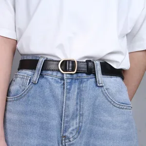 Cintura da donna in pelle nera con fibbia ad anello a D in metallo, accessorio quotidiano minimalista.