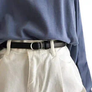 Cintura sottile in pelle nera minimalista da donna, accessorio elegante per look quotidiani.