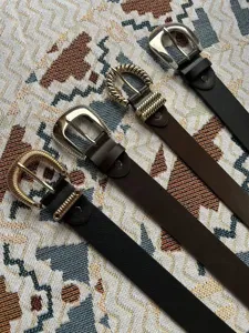 Casual kunstlederen riemset met elegante metalen doorngespen in klassiek zwart en bruin.