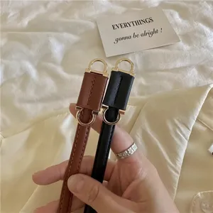 Detailweergave van smalle PU-leren riem met elegante metalen gesp voor stijlvolle taille.