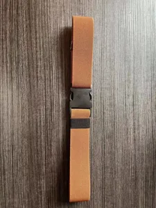 Vue détaillée de la ceinture élastique marron, montrant le tissu extensible et la boucle.