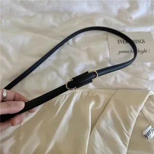 Elegante zwarte smalle PU lederen riem met gouden metalen gesp voor dames mode