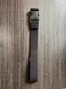 Vue détaillée de la ceinture élastique noire sans boucle, matière souple et confortable.