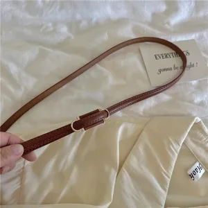 Stijlvolle smalle PU lederen damesriem met metalen gesp, veelzijdig mode-accessoire.