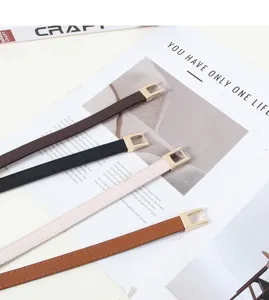 Vue détaillée de la ceinture fine en cuir minimaliste avec boucle carrée élégante pour femme.