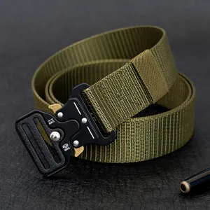 Gros plan détail de la boucle de ceinture tactique militaire et de la sangle en nylon durable.