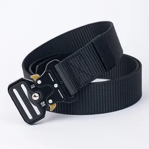 Ceinture tactique noire avec boucle métallique à dégagement rapide en nylon robuste détail.