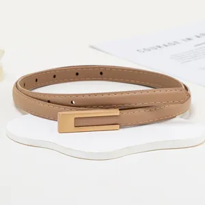 Vue rapprochée d'une ceinture fine pour femme minimaliste kaki avec boucle métallique dorée.