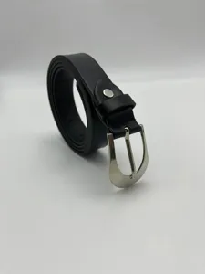 Vue détaillée d'une ceinture de taille noire pour femme avec boucle ardillon argentée.