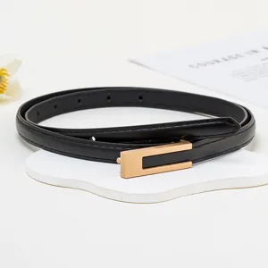 Gros plan sur la fine ceinture en cuir noir pour femme avec élégante boucle dorée sur support.