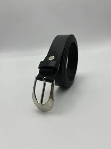 Détail en gros plan d'une ceinture noire pour femme avec boucle ardillon argentée.