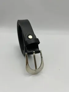 Gros plan détaillé d'une ceinture noire pour femme avec boucle en métal argenté, style chic.