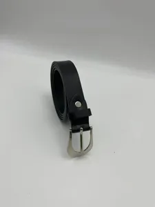 Gros plan détaillé de la ceinture pour femme en TPU noir montrant la boucle ardillon argentée.
