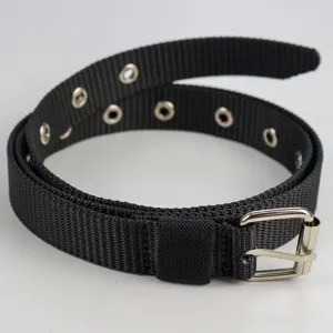 Ceinture en toile de nylon noire avec œillets métalliques et boucle ardillon pour femme.